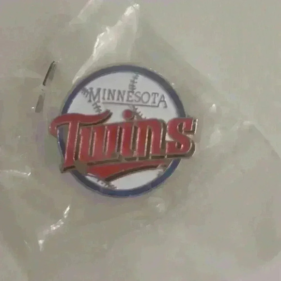 Minnesota Twins  Lapel Pin Major League Baseball MLB - Picture 1 of 3